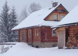 Drewniany dom z bali w zimowej scenerii