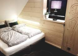 Wnętrze sypialni - łóżko, lampka nocna