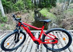 czerwony rower elektryczny