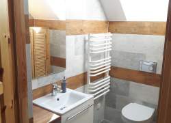 Łazienka - biała armatura szafka pod lustrem, sedes, suszarka na ręczniki