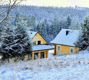 Dwa drewniane domki w zimowej scenerii