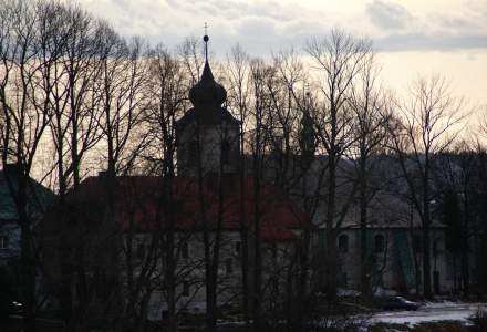 Kościół w Istebnej Centrum za koronami drzew zimą.