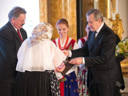 Zuzanna Ptak odbiera nagrodę z rąk Ministra Piotra Glińskiego