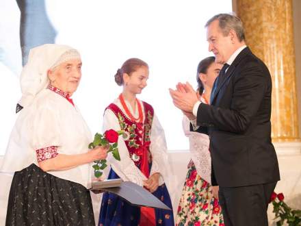 Anna Urbaczka-Bury odbiera nagrodę z rąk Ministra Piotra Glińskiego