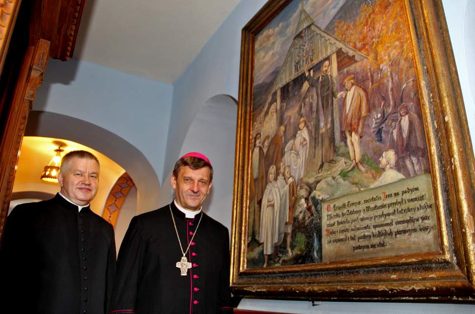 Ksiądz Biskup Roman Pindel i Proboszcz Parafii Dobrego Pasterza w Istebnej Tadeusz Pietrzyk przy obrazie przedstawiającym o. Leopolda Tempesa, pierwszego duszpasterza beskidzkich górali, który przybył do Istebnej w 1716 roku