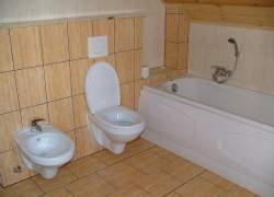 łazienka - biała armatura: wanna, bidet i WC