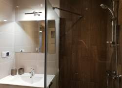 Łazienka - biel i brąz, prosta szklana kabina prysznicowa
