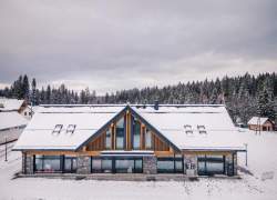 Widok zewnętrzny obiektu zimą