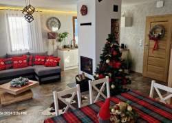 Salon w dekoracji na Boże Narodzenie