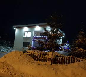 Nocny widok domu z zewnątrz