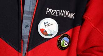 Klapa bluzy przewodnika z butonem Rajdu i odznaką Przewodnik Beskidzki