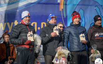 Jan Łacek (w środku) na podium Biegu (foto: Bieg Podhalański facebook)