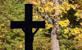 Krzyż na cmentarzu w Istebnej