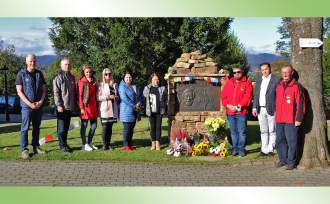 Zdjęcie przedstawia pomnik Jerzego Kukuczki oraz uczestników uroczystości złożenia kwiatów
