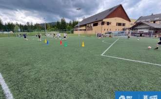 Zajęcia sportowe na boisku przy ZSP w Istebnej w ramach programu Aktywna Szkoła.