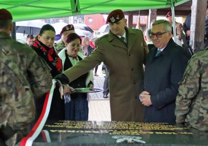 Uroczystość odsłonięcia tablicy pamiątkowej kapitana Ignacego Gazurka