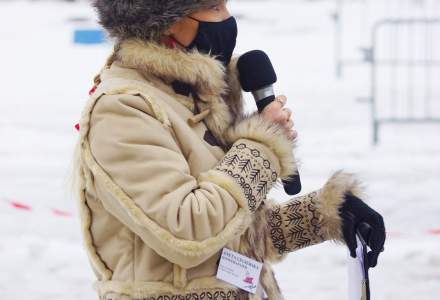 Ubrana w kożuszek, mazalonkę i futrzaną czapkę konferansjerka biegu narciarskiego Aneta Legierska