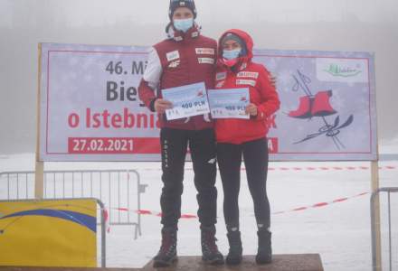 Najszybsi uczestnicy biegu z terenu Gminy Istebna: Magdalena Kobielusz i Łukasz Gazurek z nagrodami -voucherami