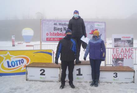 Najstarszy uczestnik biegu narciarskiego Łapczyński Kazimierz z Wójt Gminy Istebna oraz Radnym Gminy Istebna Kazimierzem Łackiem