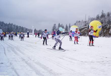 Dziewczynki z najmłodszej kategorii wiekowej na trasie biegu narciarskiego