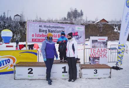 Najmłodszy uczestnik biegu narciarskiego Wantulok Bartłomiej na podium wraz z Wójt Gminy Istebna i swoją mamą