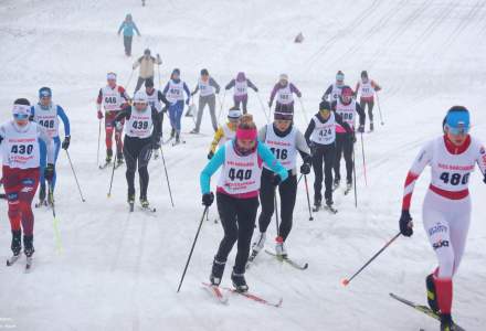 Kobiety na trasie biegu narciarskiego - podbieg