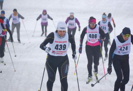 Kobiety na trasie biegu narciarskiego – podbieg; na planie pierwszym Barbara Byrtus