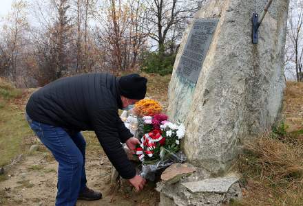 Kwiaty przy pomniku na Koczym Zamku w Koniakowie składa radny Gminy Istebna Ignacy Zowada