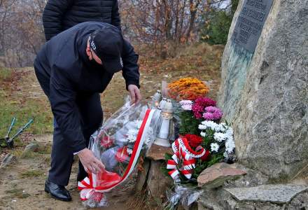 Kwiaty przy pomniku na Koczym Zamku składa Przewodniczący Rady Gminy Stanisław Legierski