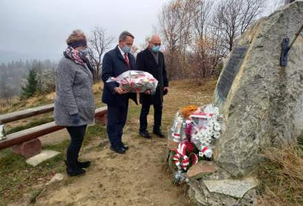 Kwiaty przy pomniku na Koczym Zamku składa delegacja z Koniakowa z sołtysem Janem Gazurem