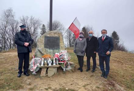 Delegacja z Koniakowa przy pomniku na Koczym Zamku