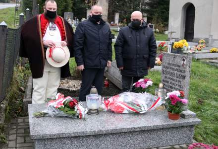 Delegacja składająca kwiaty przy grobie Pawła Gustawa Pilcha