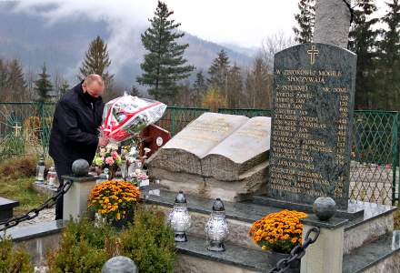 Kwiaty na mogile pomordowanych składa Przewodniczący Rady Gminy Stanisław Legierski