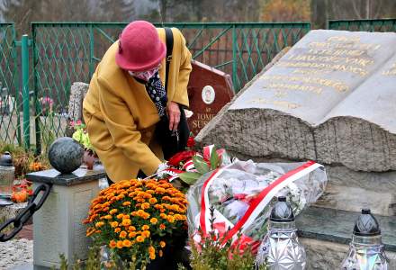 Kwiaty na mogile pomordowanych składa przedstawicielka Związku Kombatantów – Maria Kohut