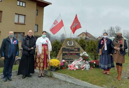 Uczestnicy ceremonii złożenia kwiatów przy pomniku "Wolna i Niepodległa" w Jaworzynce