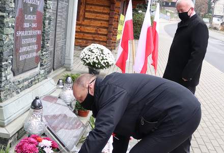 Kwiaty składa Przewodniczący Rady Gminy Stanisław Legierski