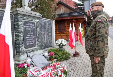 Salut warty honorowej Cieszyńskiego Batalionu 13 Śląskiej Brygady Obrony Terytorialnej przed pomnikiem