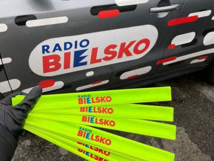 Opaski odblaskowe na tle samochodu radia Bielsko, f. radio bielsko.