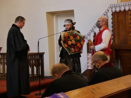 Para parafian w strojach wręcza ks. Dariuszowi Madzi kwiaty i prezent