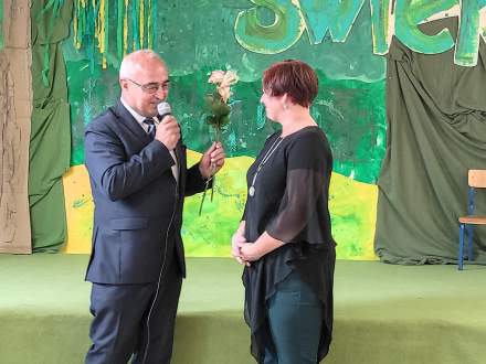 Bogusław Ligocki składający podziękowania oraz kwiaty Annie Dziewior