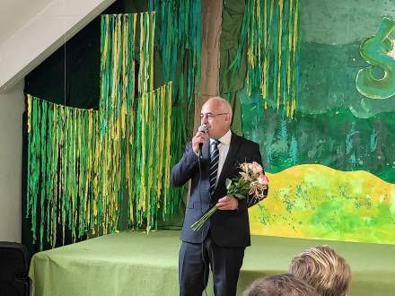 Bogusław Ligocki składający podziękowania oraz kwiaty Iwonie Legierskiej