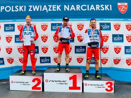 Mistrz Polski Dominik Bury (w środku) i wicemistrz Polski Kamil Bury (z lewej) na podium zawodów (foto: PZN facebook)