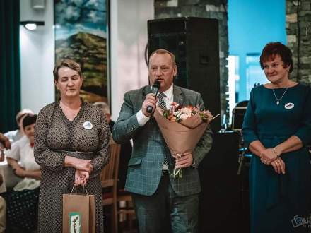 od lewej: Barbara Kubas, Stanisław Legierski, Lucyna Bytow w trakcie składania życzeń zespołowi od Rady Gminy Istebna