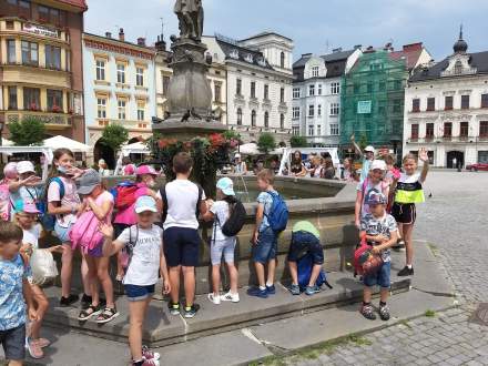 Grupa dzieci przy fontannie w Cieszynie na rynku