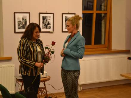 Cecylia Kukuczka przyjmuje podziękowania za udział w spotkaniu