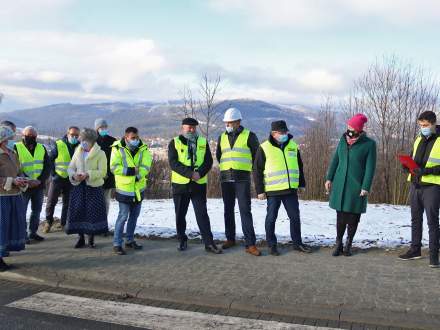 Przedstawiciele władz gminnych i wojewódzkich oraz wykonawcy podczas oddania do użytku chodnika w Istebnej na Beskidzie