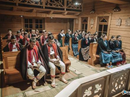 Wnetrze kościoła drewnianego i członkowie Zespołu Regionalnego w strojach ludowych