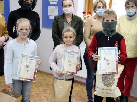 Nagrodzone dzieci w wybranej kategorii wiekowej od 7 - 11 lat,Karolina Gazurek, Liliana Zogata, Dawid Bocek z dyplomami i nagrodami