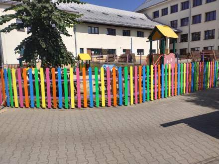 Nowy płot na placu zabaw