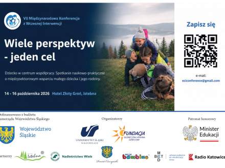 Plakat VII Międzynarodowej Konferencji z Wczesnej Interwencji „Wiele perspektyw – jeden cel”. Zapowiedź wydarzenia 14–16 października 2026 w Istebnej. Na zdjęciu dzieci bawiące się w lesie. Znajdują się tu kod QR, e-mail i logotypy.